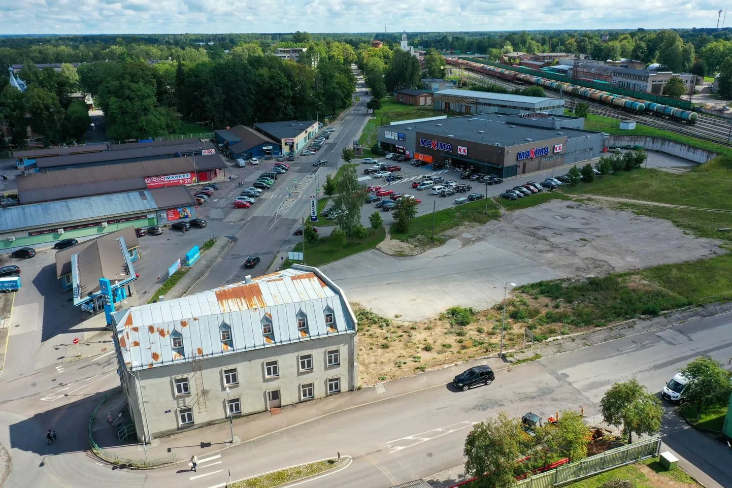 Valgas Vabaduse, Võru ja Jaama tänava nurgal valitseb vaikus – uue kaupluse ehitustöödega veel alustatud pole.