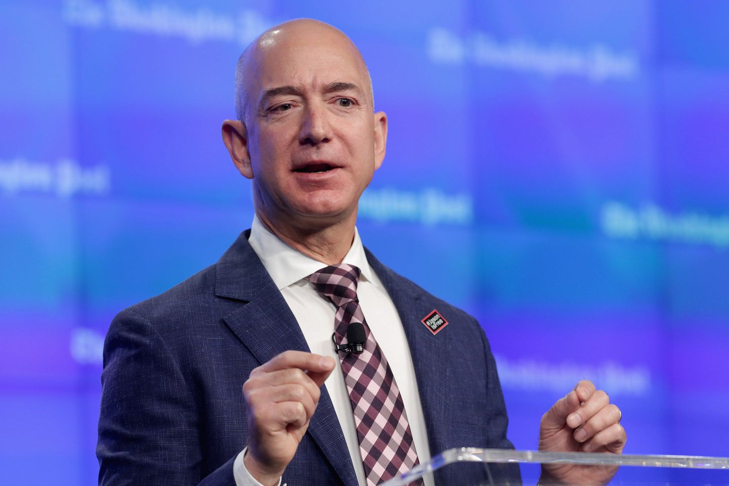 Amazoni asutaja ja Washington Posti omanik Jeff Bezos möödunud aastal ajalehe uue peakorteri avamisel rääkimas.