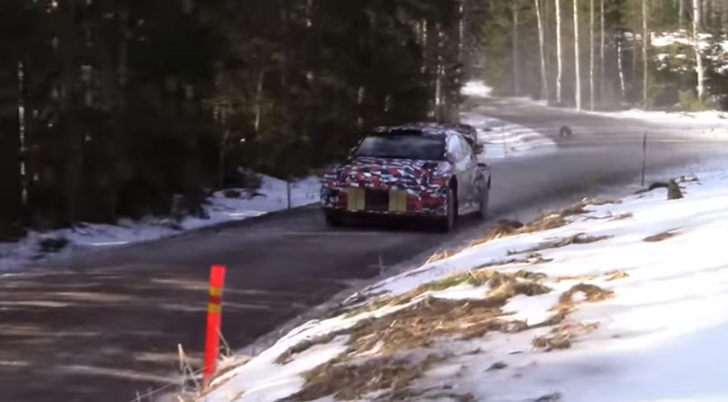 Juho Hänninen testimas uut Toyota Yarise WRC-masinat.