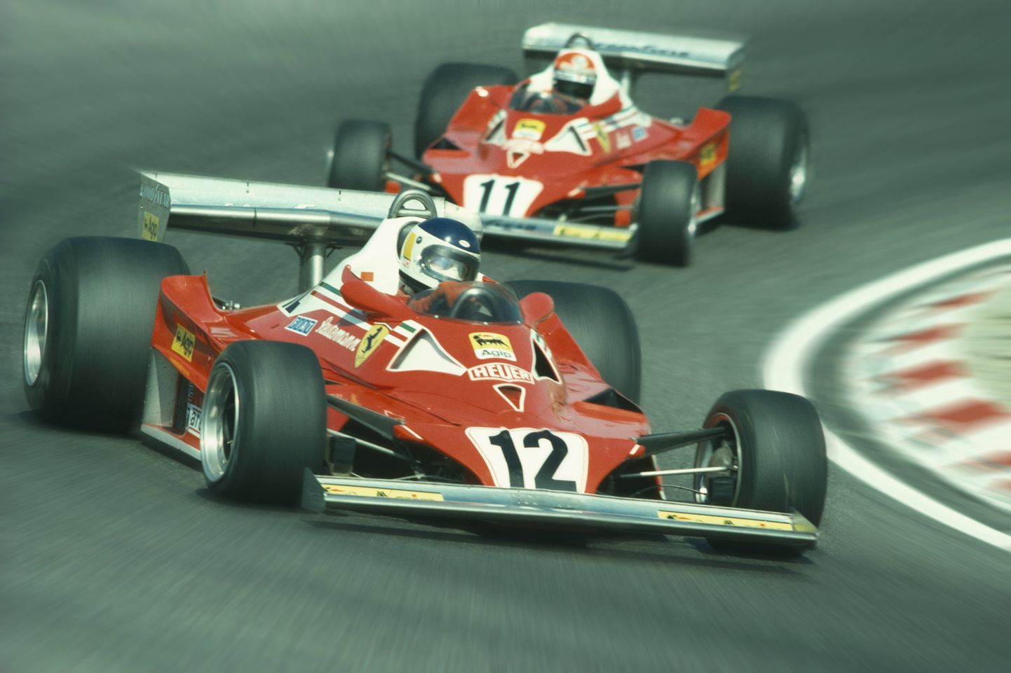 Carlos Reutemann (esiplaanil) koos Niki Laudaga Ferrari meeskonnas sõitmas.
