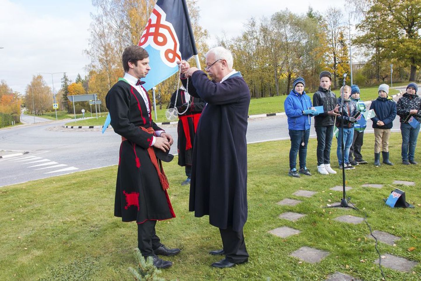 Mulgi lipu pidupäeval andis Abja vallavanem Peeter Rahnel tulevaks aastaks Mulgimaa vanema ameti üle Tõrva linnapeale Maido Ruusmannile.