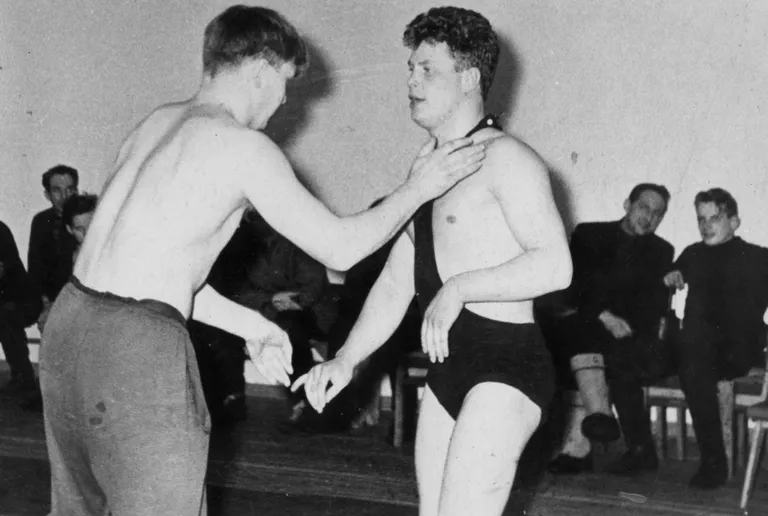 Toivo Hallik (paremal) Kreeka-Rooma maadluse matil. Mehe sõnul tal seal õpitud nippe igapäevaelus vaja pole läinud.