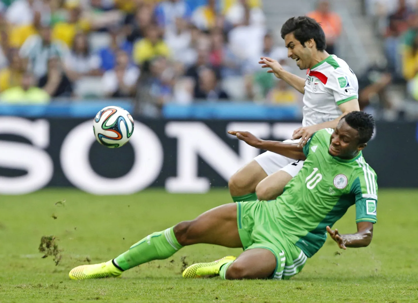 John Obi Mikel (nr 10) Nigeeria koondise särgis.
