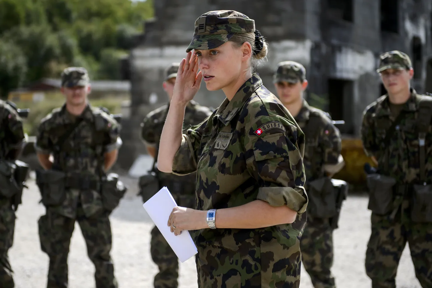 Naissoost Šveitsi kapten aspirante tervitamas.
