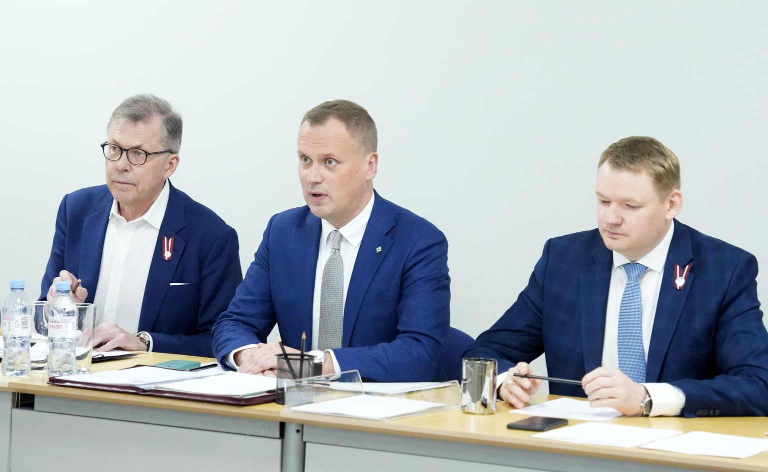 Partijas "Apvienotais saraksts" pārstāvji - Ministru prezidenta amata kandidāts Uldis Pīlēns (no kreisās), 14. Saeimas deputāts Edgars Tavars un Saeimas priekšsēdētājs Edvards Smiltēns tikšanās laikā ar partijas "Jaunā vienotība" pārstāvjiem.