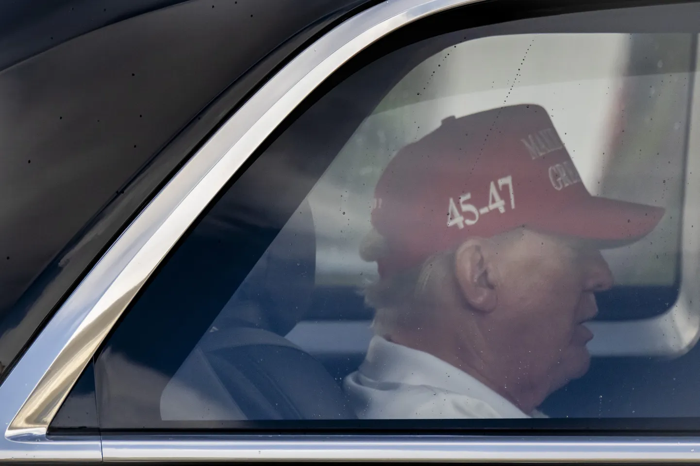 USA president Donald Trump sõitis kolmapäeval, 19. veebruaril oma korteežiga läbi West Palm Beachi Florida osariigis ja siirdus Palm Beachi rahvusvahelisse lennujaama.