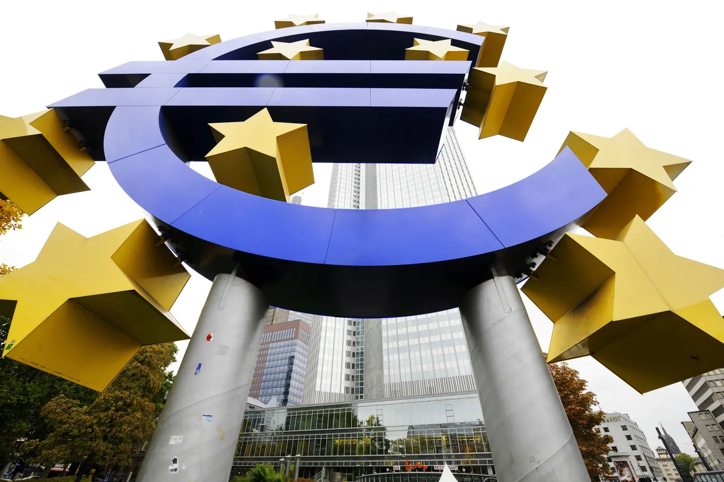 Euro tähis Euroopa Keskpanga peahoone ees Frankfurdis