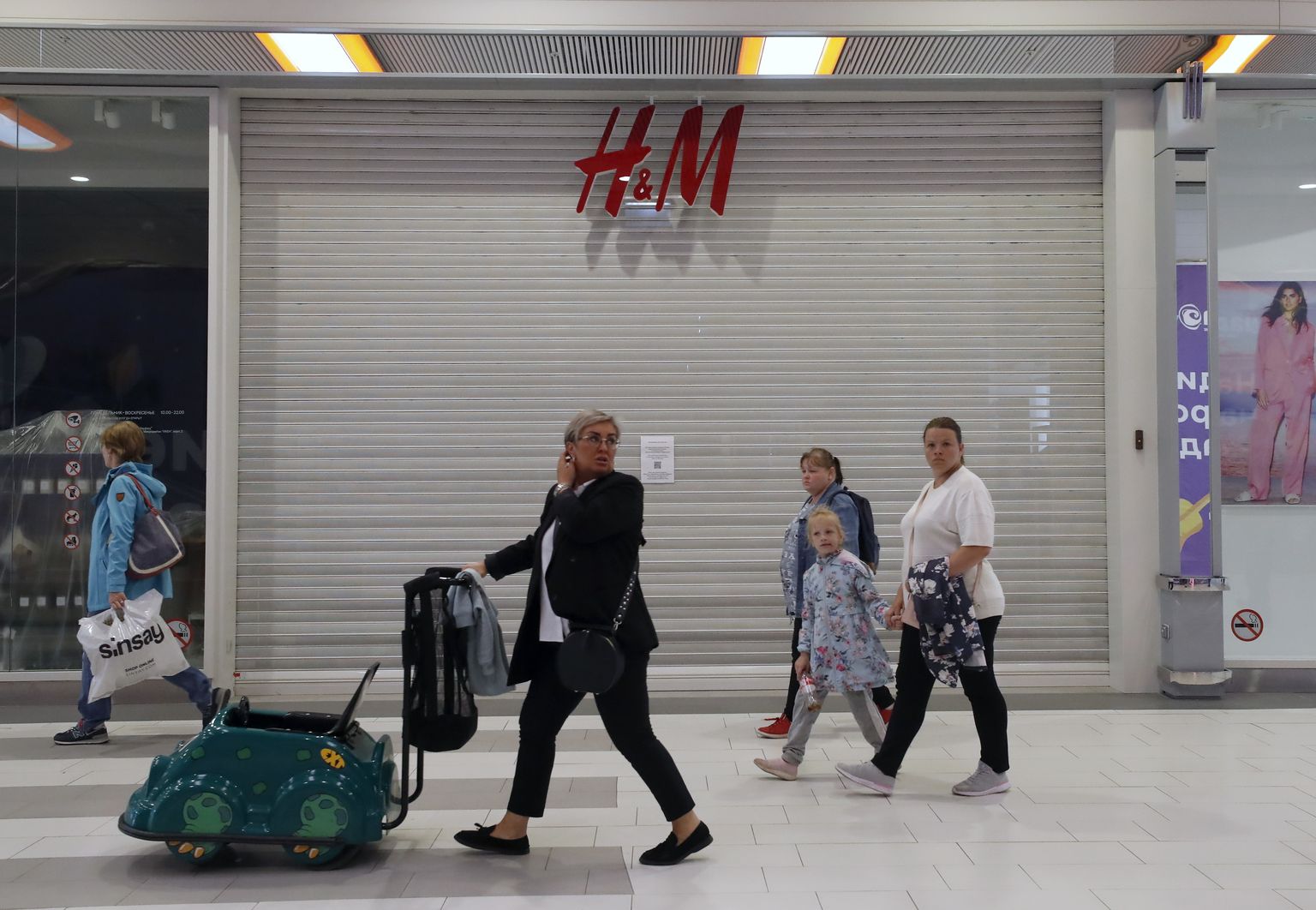 Suletud H&M kauplus Peterburis asuvas kaubanduskeskuses.