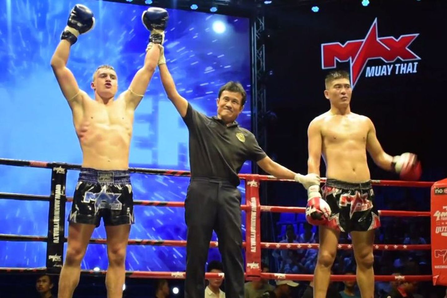Oma esimese «Max Muay Thai» sarja võidu võttis Andi Uustalu pikakasvulise hiinlase Ahshi Petchashira (paremal) vastu. Juba järgmisel võistlusel nädal hiljem alistas ta aga suurte kogemustega tailase Yodsankrai Sor Kanchana.