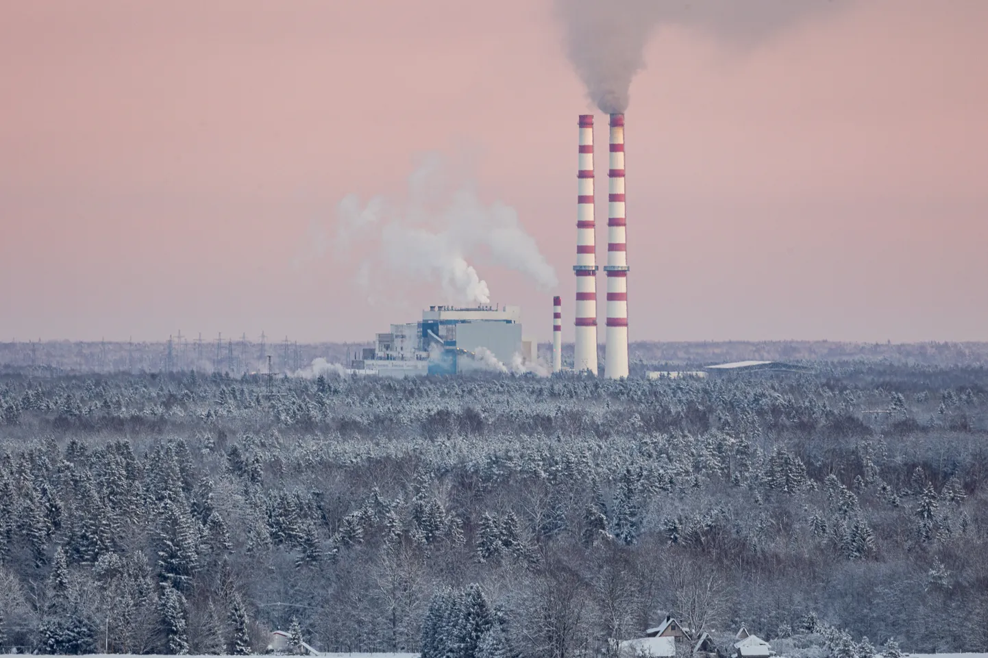 Balti elektrijaam varustab Narva linna soojusega, mida toodetakse kas põlevkivist ja hakkpuidust paralleelselt elektrienergiaga või maagaasi põletamisel spetsiaalses katlamajas. Viimasel juhul on soojuse hind tarbijaile kõvasti kallim.