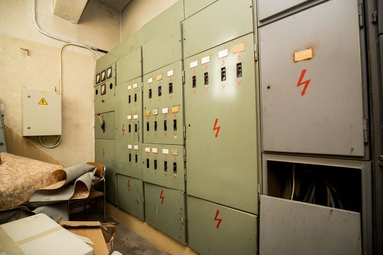 Enam kui 60 aastat vana elektrikilp on muutunud ohtlikuks.