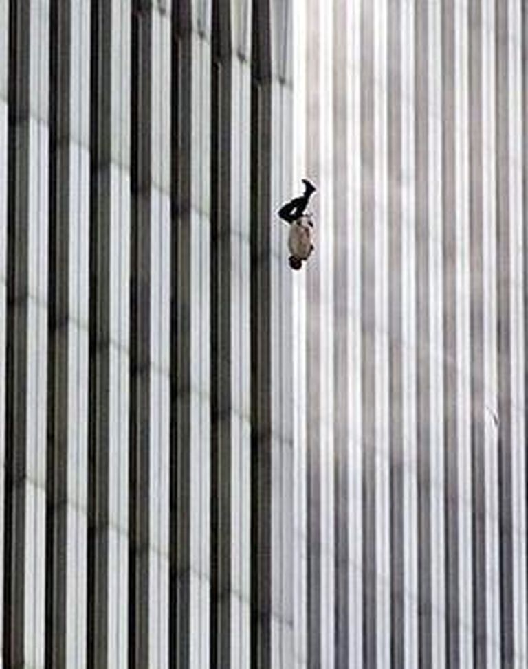 Associated Pressi fotograafi Richard Drew ikooniline foto «The Falling Man», pea ees hüppajaks osutus restoranitöötaja Jonathan Eric Briley
