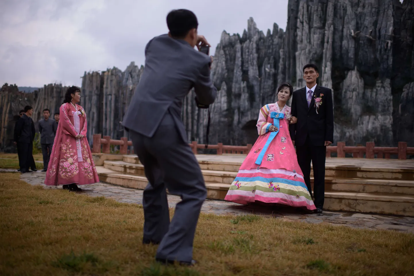 Põhja-Korea pruutpaar fotograafile poseerimas.