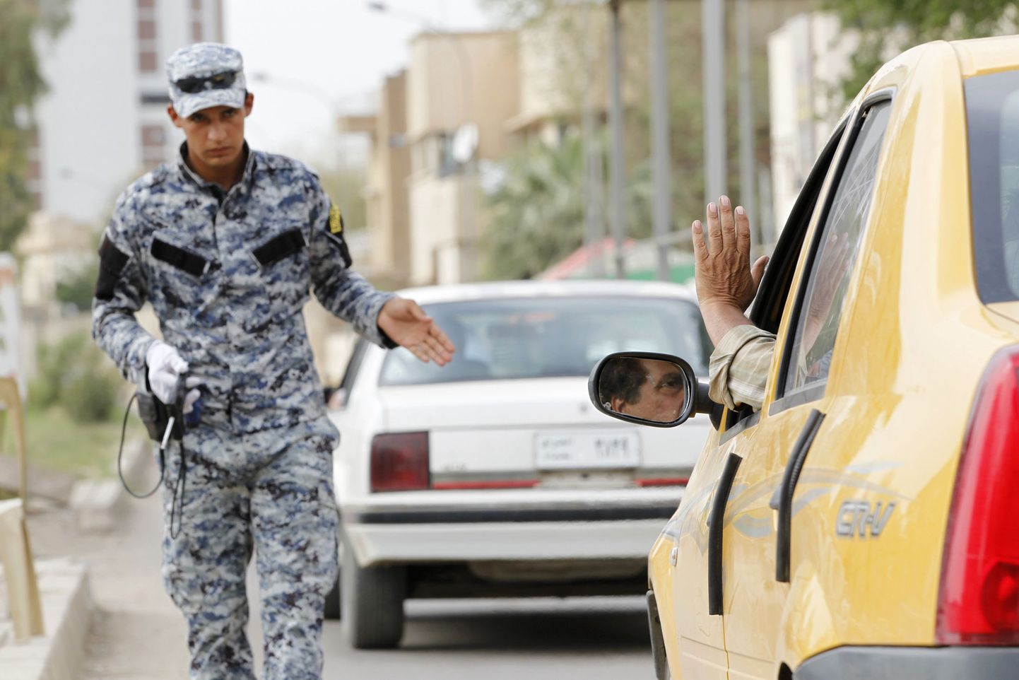 Iraagi politseinik pommidetektoriga