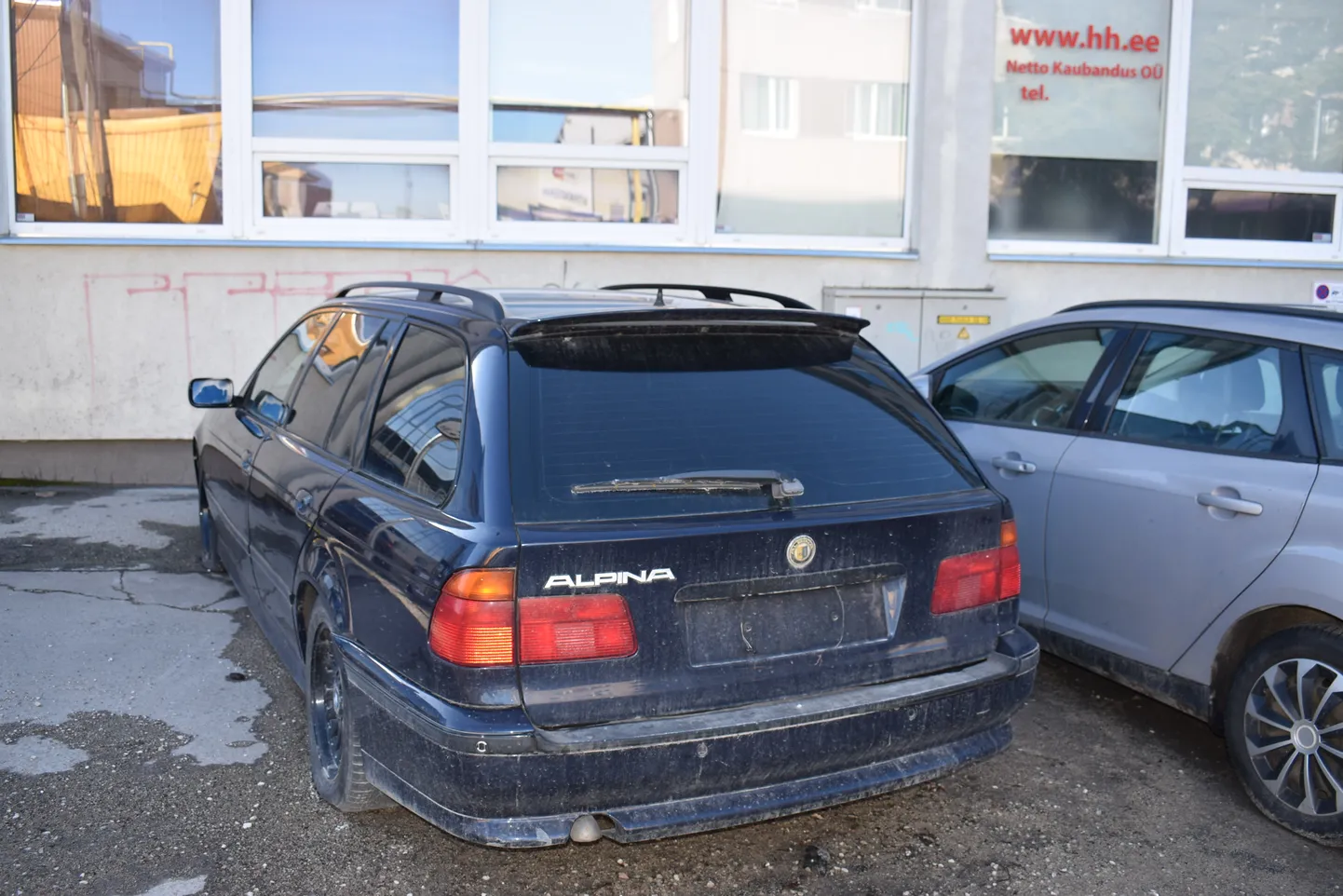 Pikalt seisnud auto Lasnamäel.