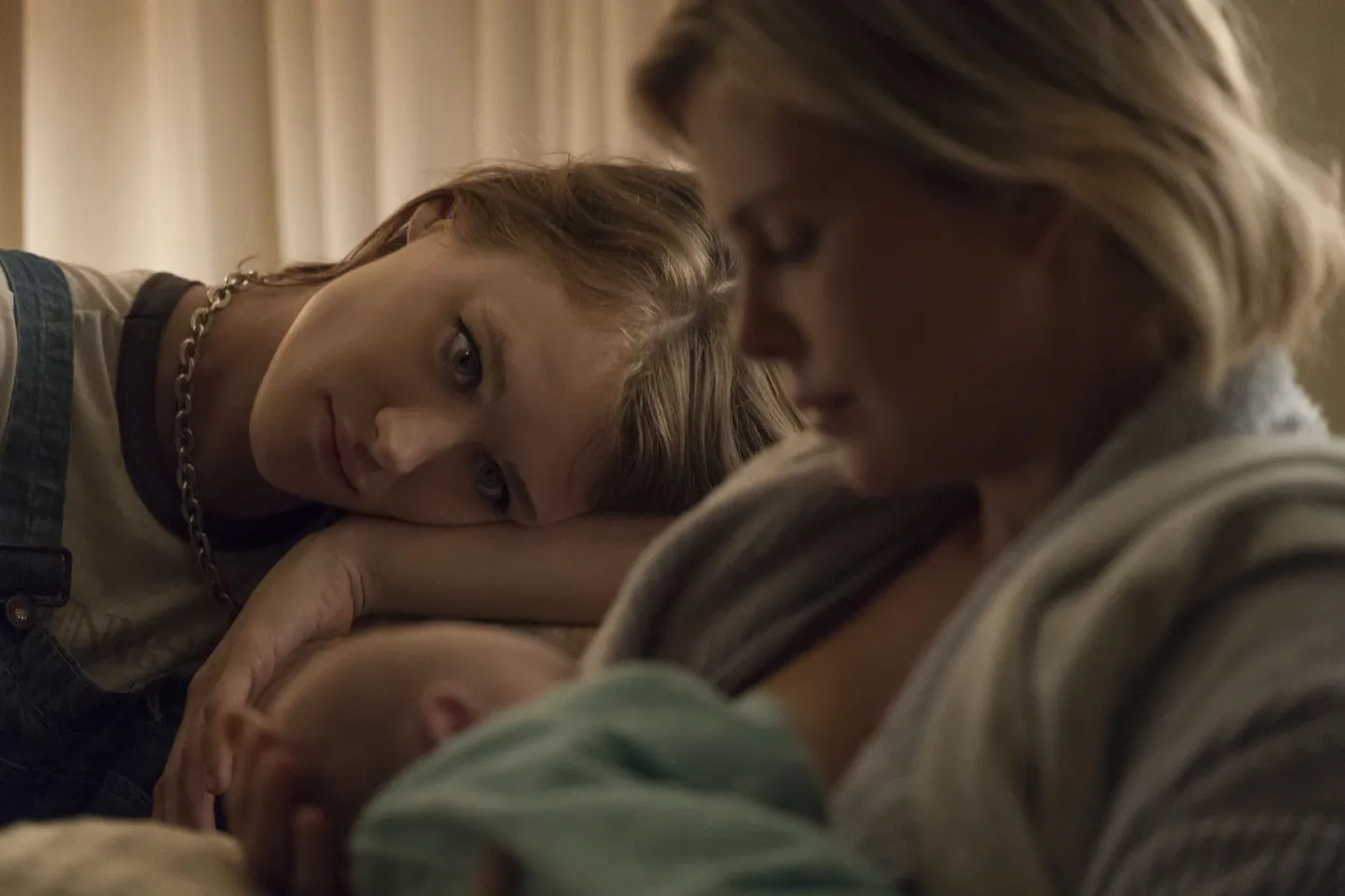 Mackenzie Davis ja Charlize Theron teevad filmis «Tully» suurepärased rollid.