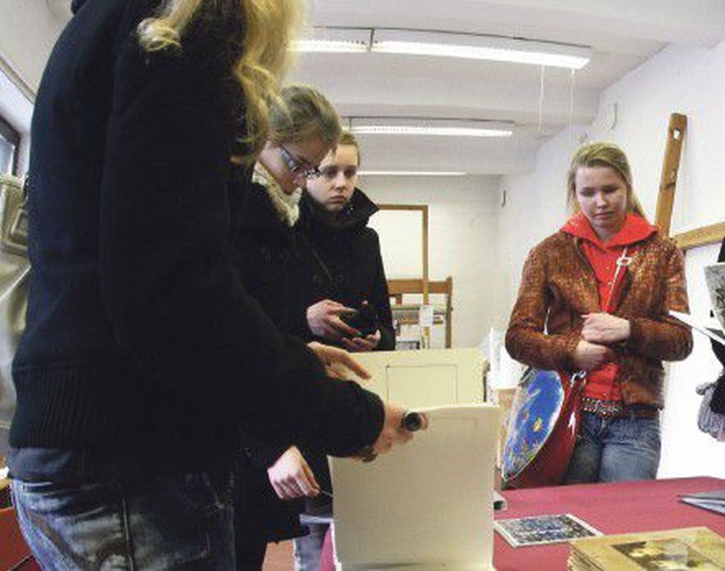 Huvilised Tartu Kõrgema Kunstikooli tekstiiliosakonnas võimalustega 
tutvumas.