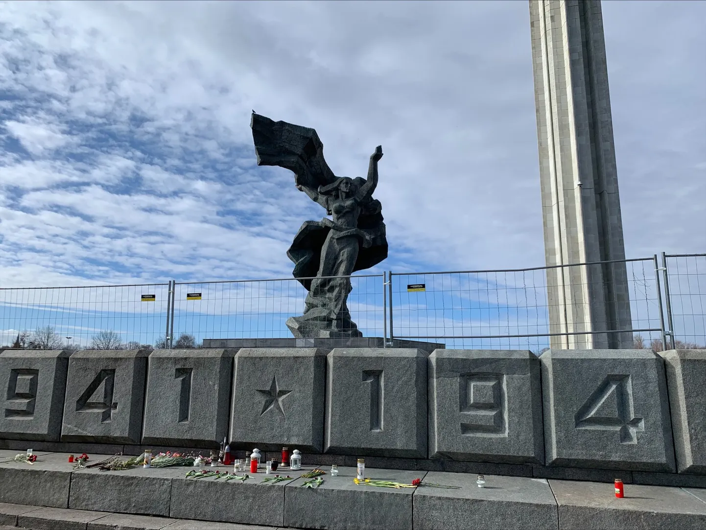Ограда вокруг памятника в парке Победы