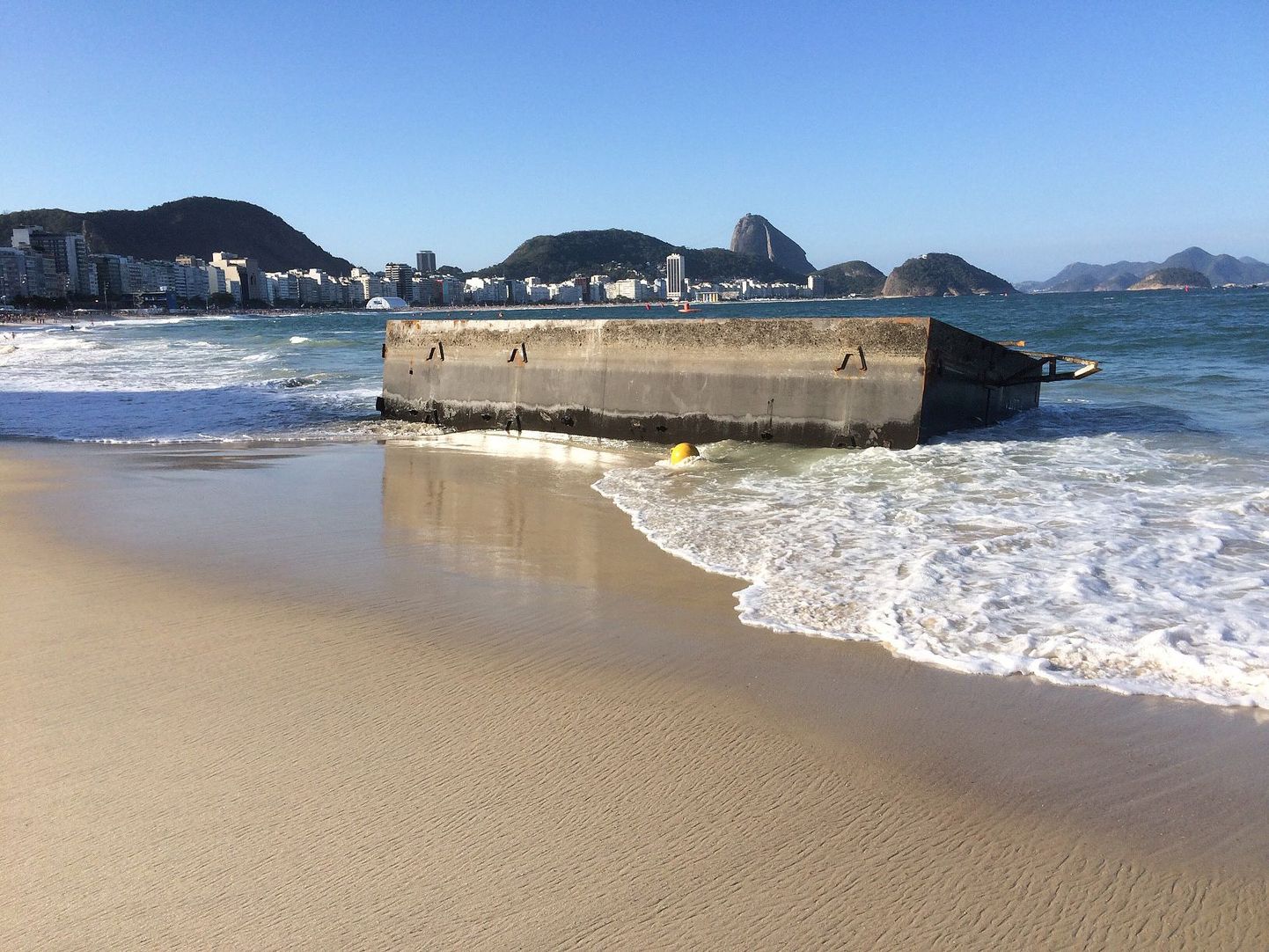 Copacabana avaveeujumise stardiplatvormist jäi pärast tormi alles vaid betoonplokk