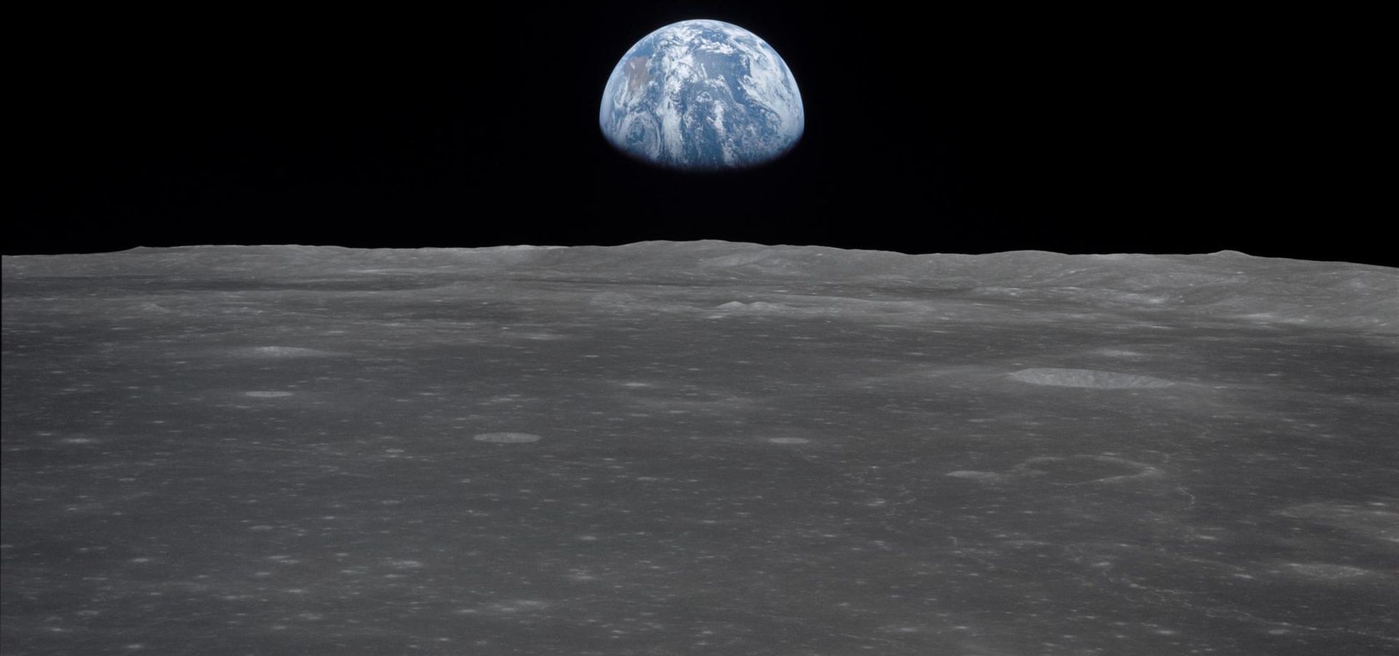 Maa tõus kosmosest vaadatuna, all paistab Kuu.