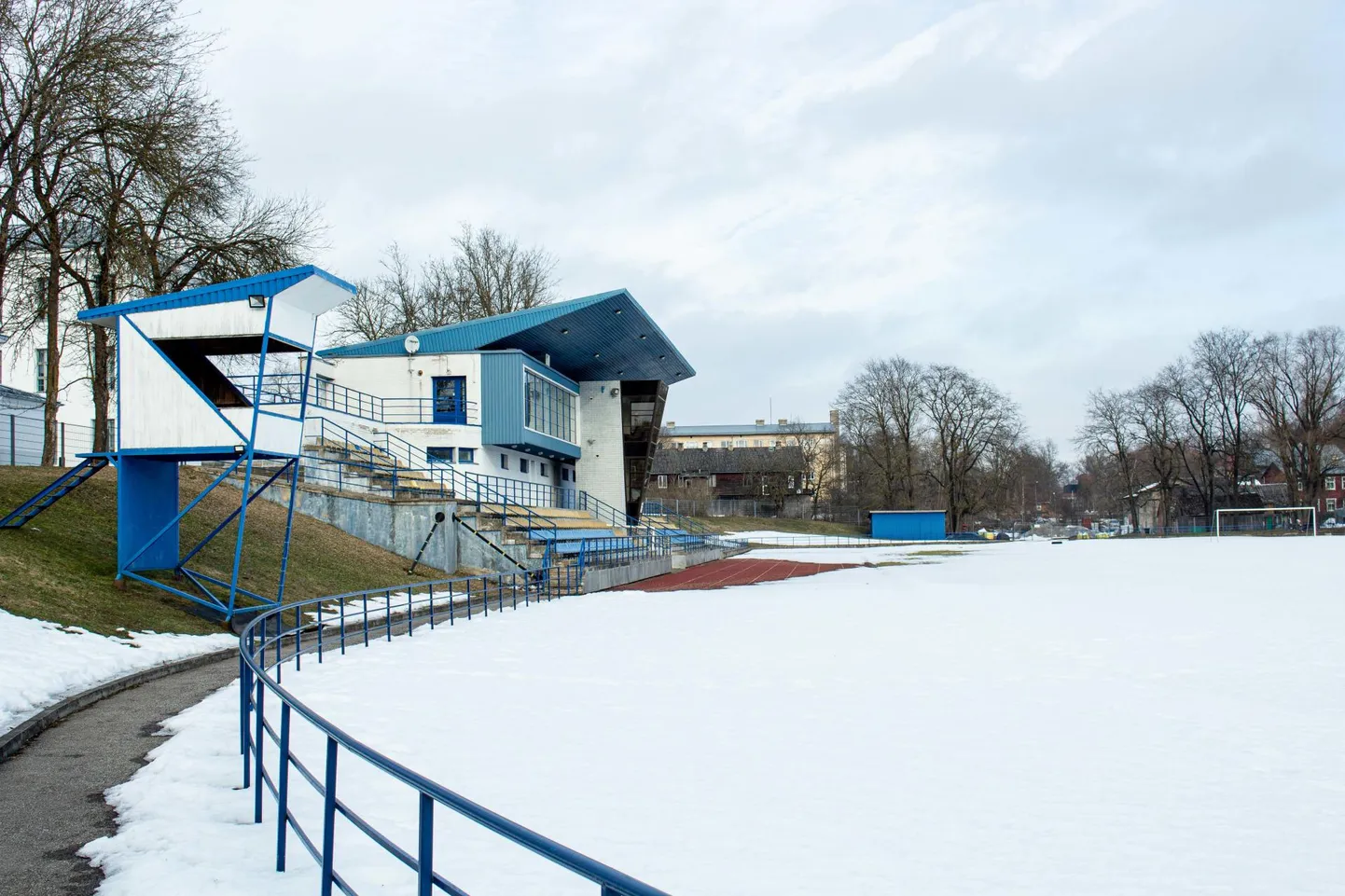 Uus spordihoone kerkib Valga keskstaadioni äärde Kuperjanovi ja Enno tänava nurgale. Fotol esiplaanil olev hoone, kus tegutseb jõusaal, jääb hoolimata varasemast lammutusplaanist siiski alles.
