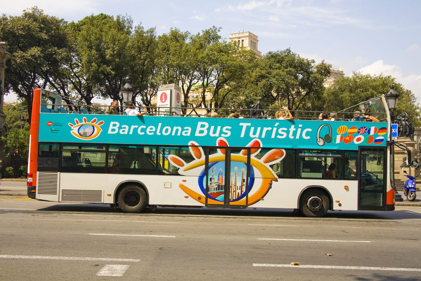 Экскурсионный автобус.