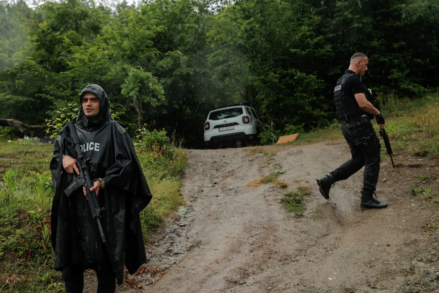 Kosovo politseinikud valvel Bare küla juures Põhja-Kosovos 14. juunil 2023. aastal pärast seda, kui kolm Kosovo politseiniku vahistati Serbia poolt.