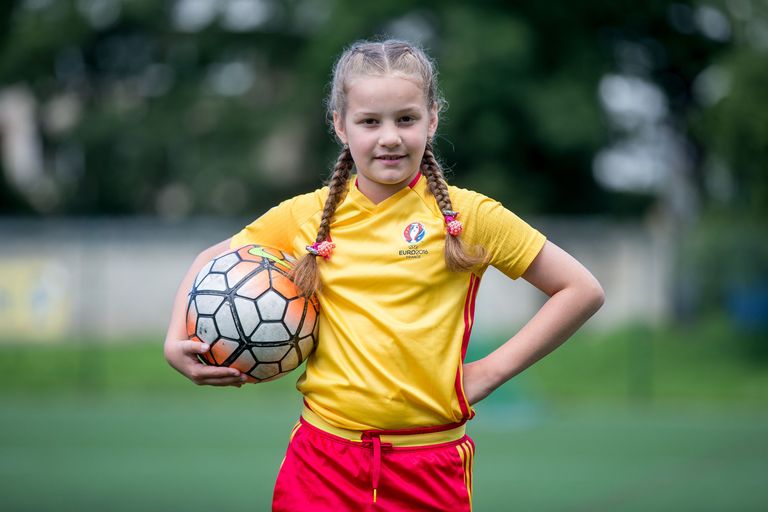 9-летняя Оля Симагина, вышедшая в финале Евро-2016 за руку с Пепе, твердо решила стать футболисткой. Фото: Сандер Ильвест.