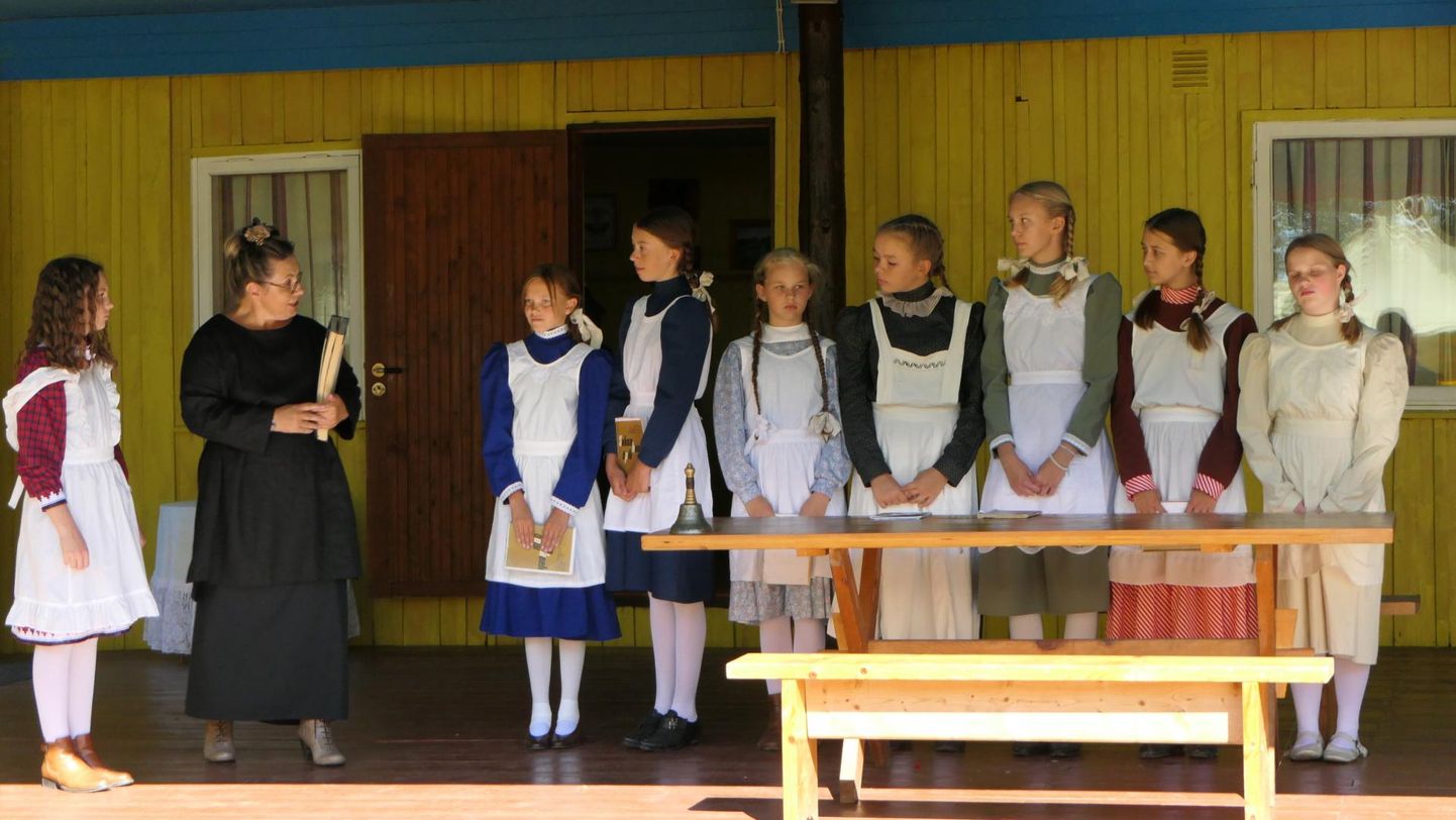 Mädara külateater astus publiku ette Elle Eha-Are kirjutatud näidendiga "Suburgide lill". Näidend põhineb Lilli Suburgi autobiograafilisel jutustusel "Liina".