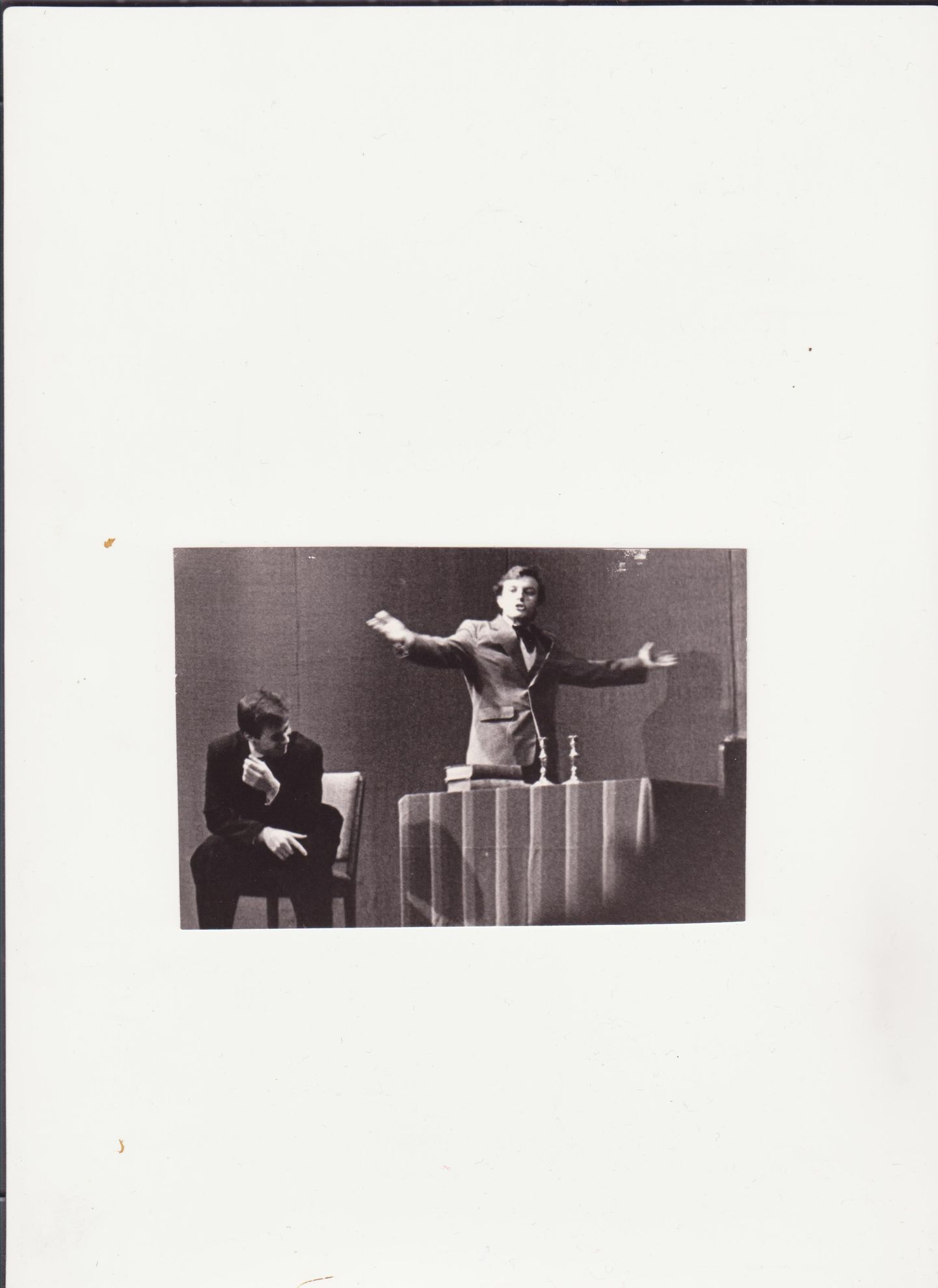 Urmas Kõljalg ja Jüri Luik «Valhalla» lavastuses «Noor-Eesti» (tekst Eerik-Niiles Kross, lavastaja Toomas Kiho) 11. aprillil 1987. TRÜ klubis