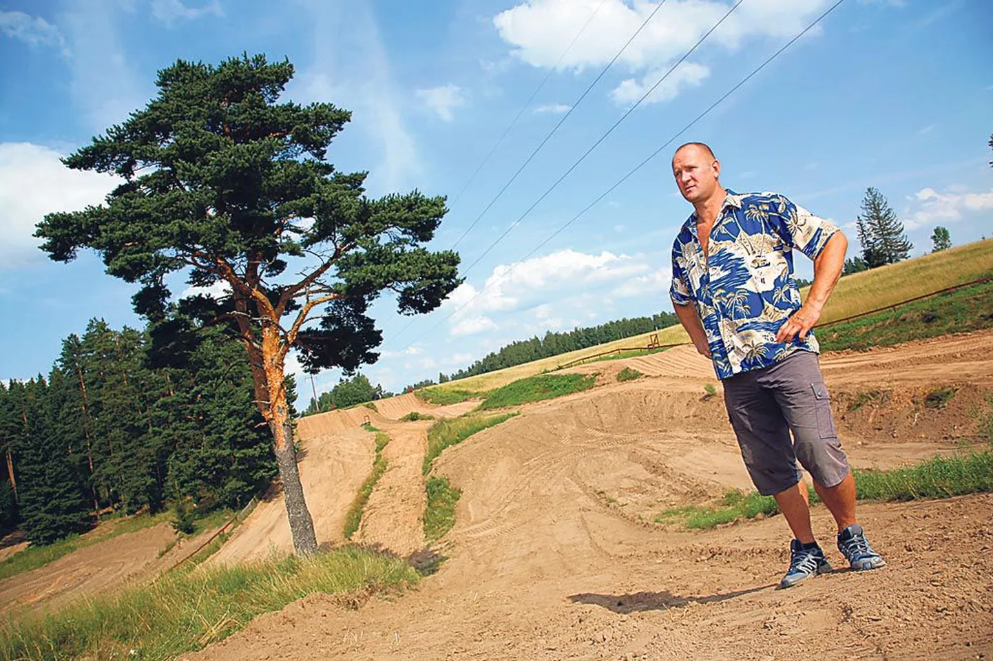 MTÜ Tihemetsa Motoklubi president ja krossisõitja Väino Lensment ehitab maaelu arengukavale tuginedes Laurile nüüdisaegset võistlusrada.