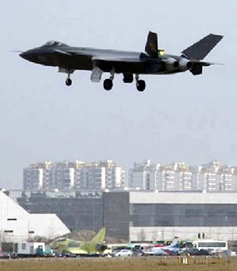 J-20 varghävitaja.
