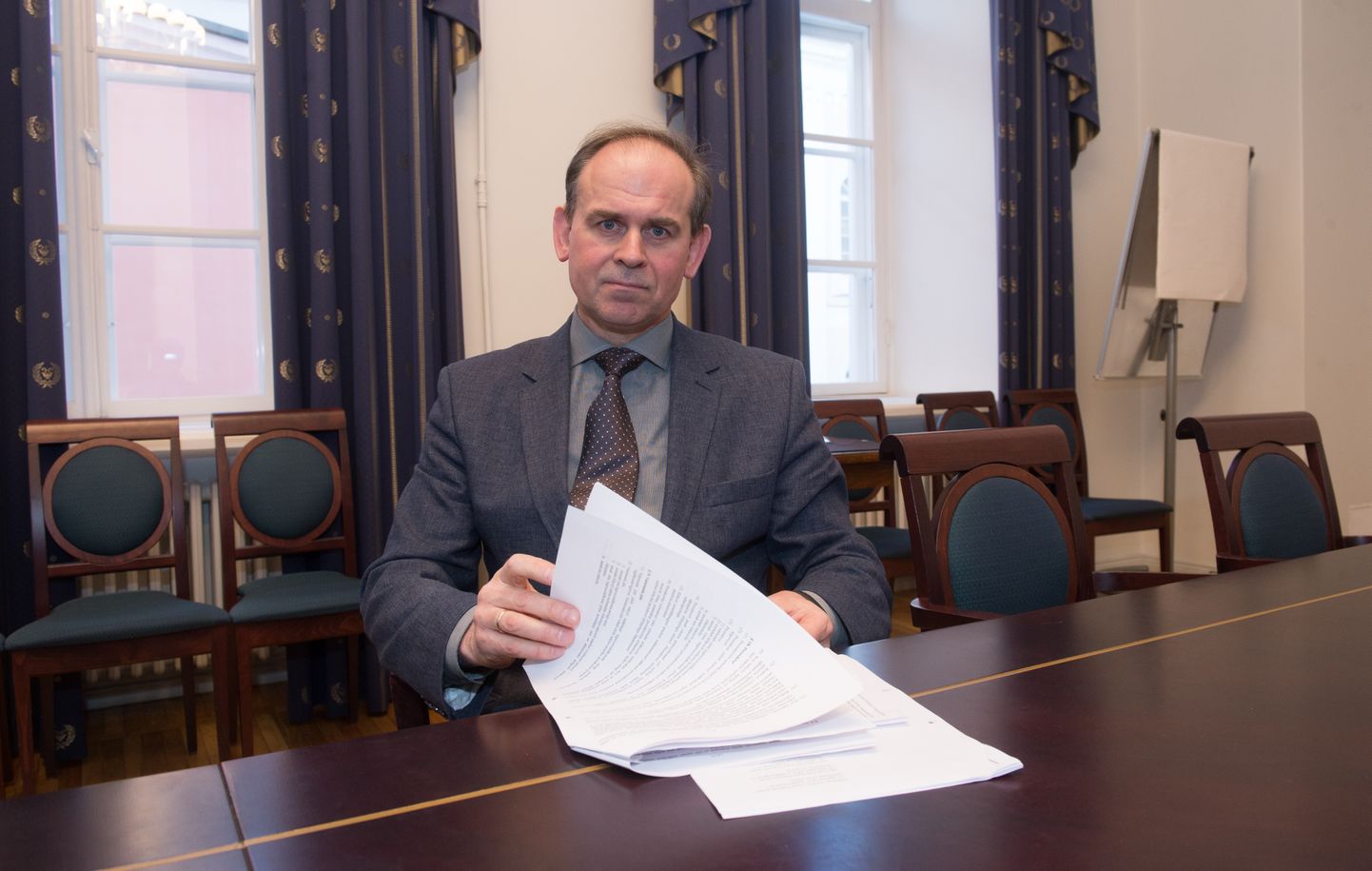 Tartu ülikooli akadeemiline sekretär Andres Soosaar andis nõukogu saalis ülevaate rektoraadi äsja lõppenud erakorralisest koosolekust.