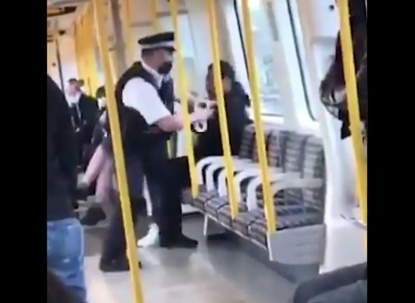 Politseinik üritas maskita mustanahalist vahistada.