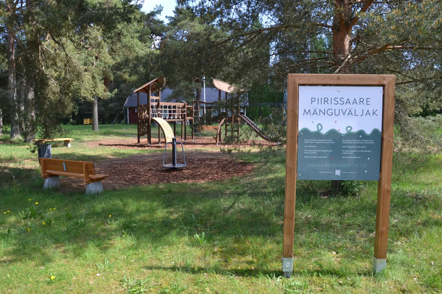 Piirissaarele mänguväljaku rajamine võib tunduda kummaline, kuna saarel ei ela ametlikult ühtegi last, kuid tegelikkuses on neid seal suviti väga palju.