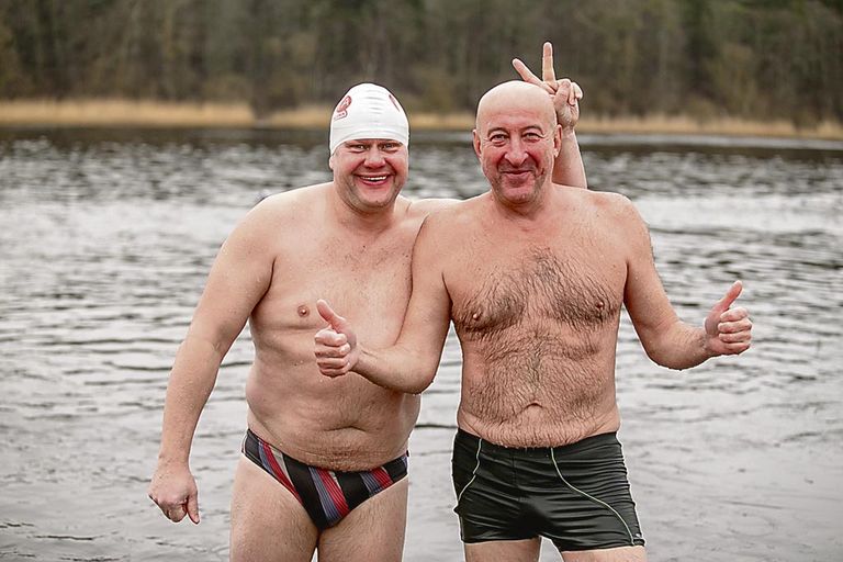 Nikolai Pribõlski (paremal) on iga päev ujumas käinud juba 16 aastat järjest.