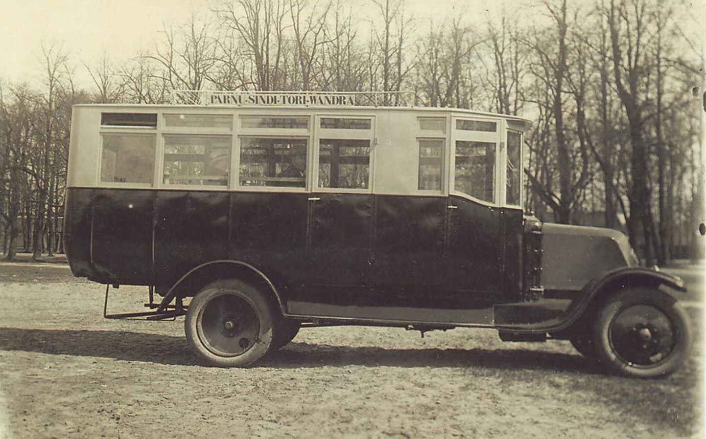 Alguses sõitis Pärnu-Sindi-Tori-Wändra liinil selline autobuss.