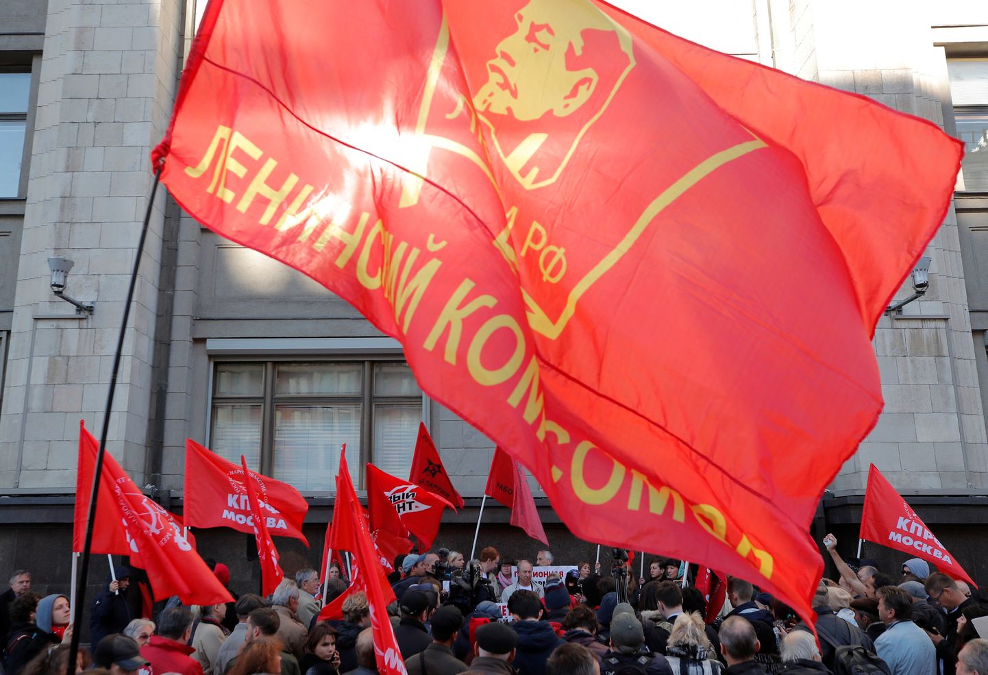 Pensionireformi vastased Moskvas parlamendi ees meelt avaldamas.