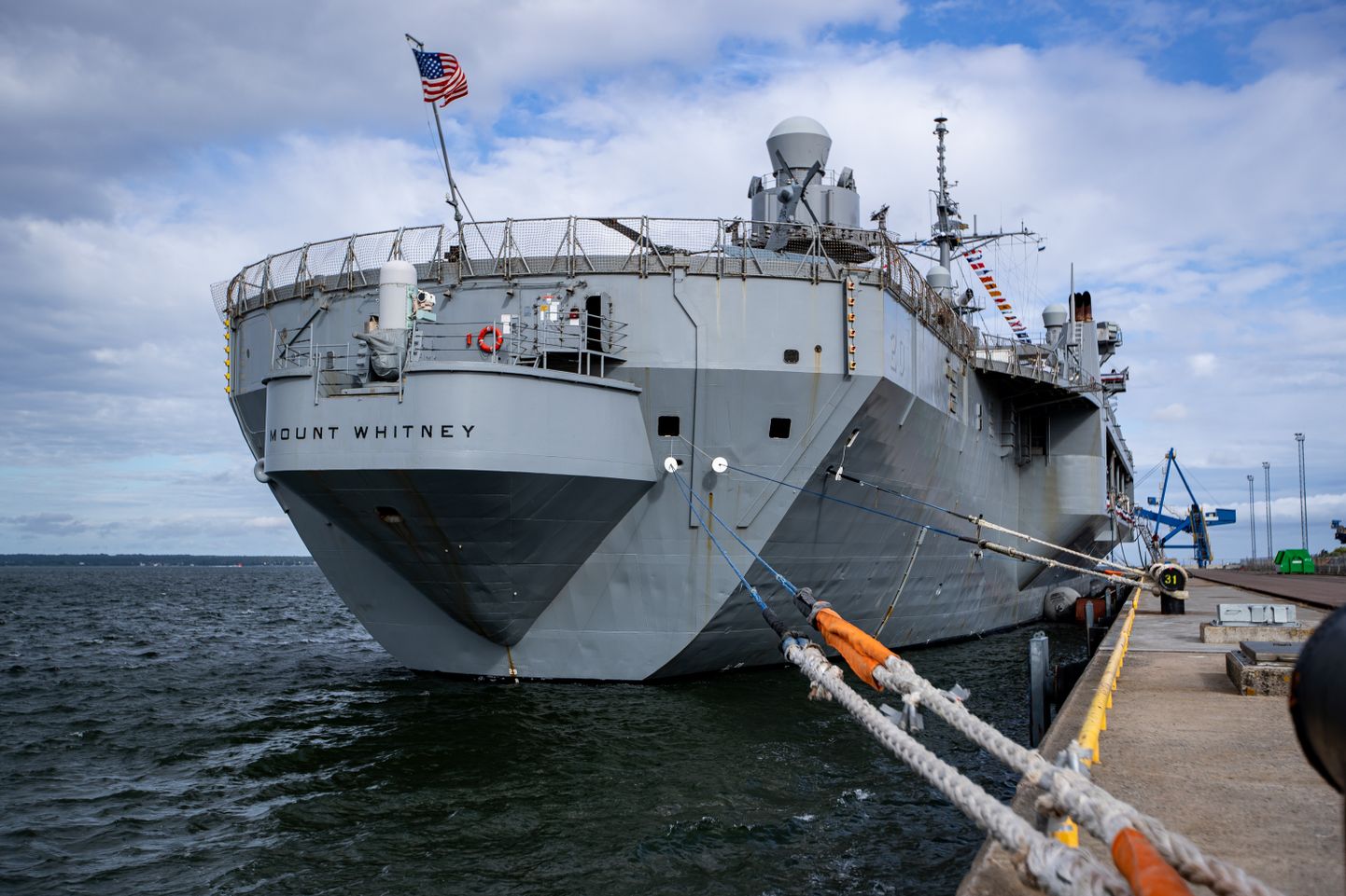 Военный корабль США Mount Whitney в порту Мууга.