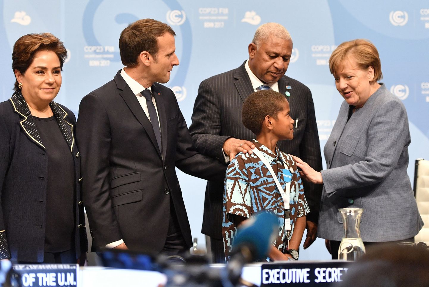 Fidži poiss Timoci Naulusala Bonni kliimakõnelustel Prantsuse presidendi Emmanuel Macroni ja Saksa kantsleri Angela Merkeliga.