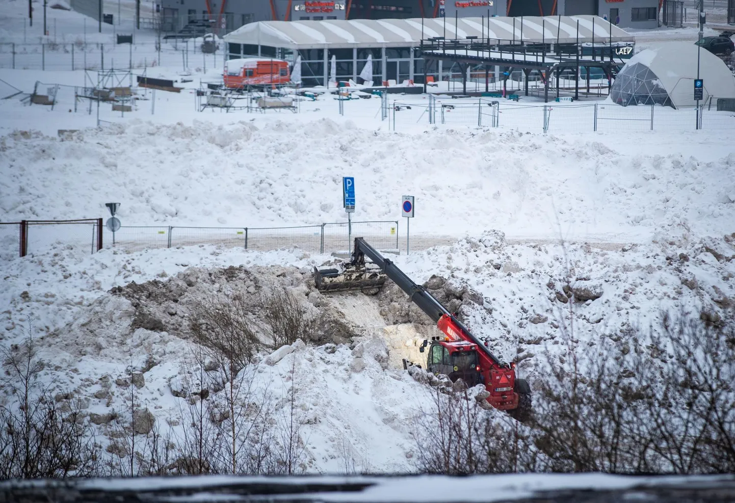 Lume ladustamise plats linnahalli kõrval.