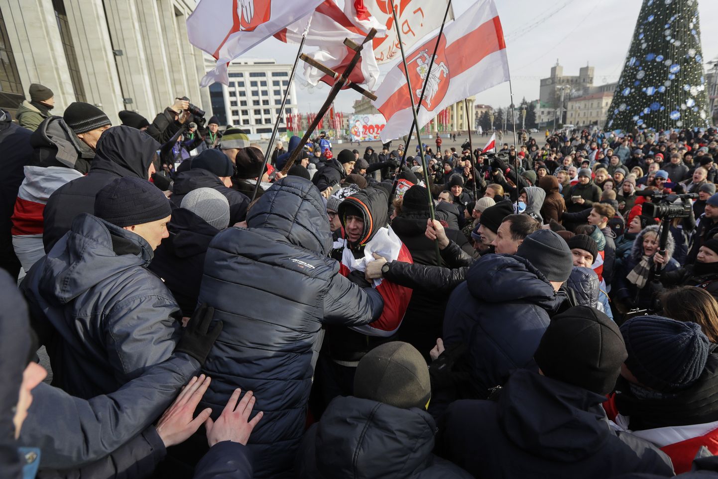 Minskis Venemaaga tihedama lõimumise vastu meelt avaldavad inimesed vaidlemas erariietes politseinikega.