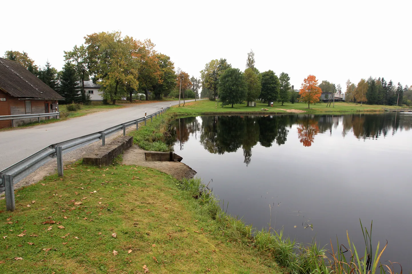 Septembri lõpus loksub Koosa paisjärv tüünes rahus, kuid suvel on kaldad täis väikesi ja suuri suplejaid. Kui järve veetaset tõepoolest kahe meetri võrra alandatakse, jääb alles vaid mudas voolav ojanire, kuhu suplejail asja pole.