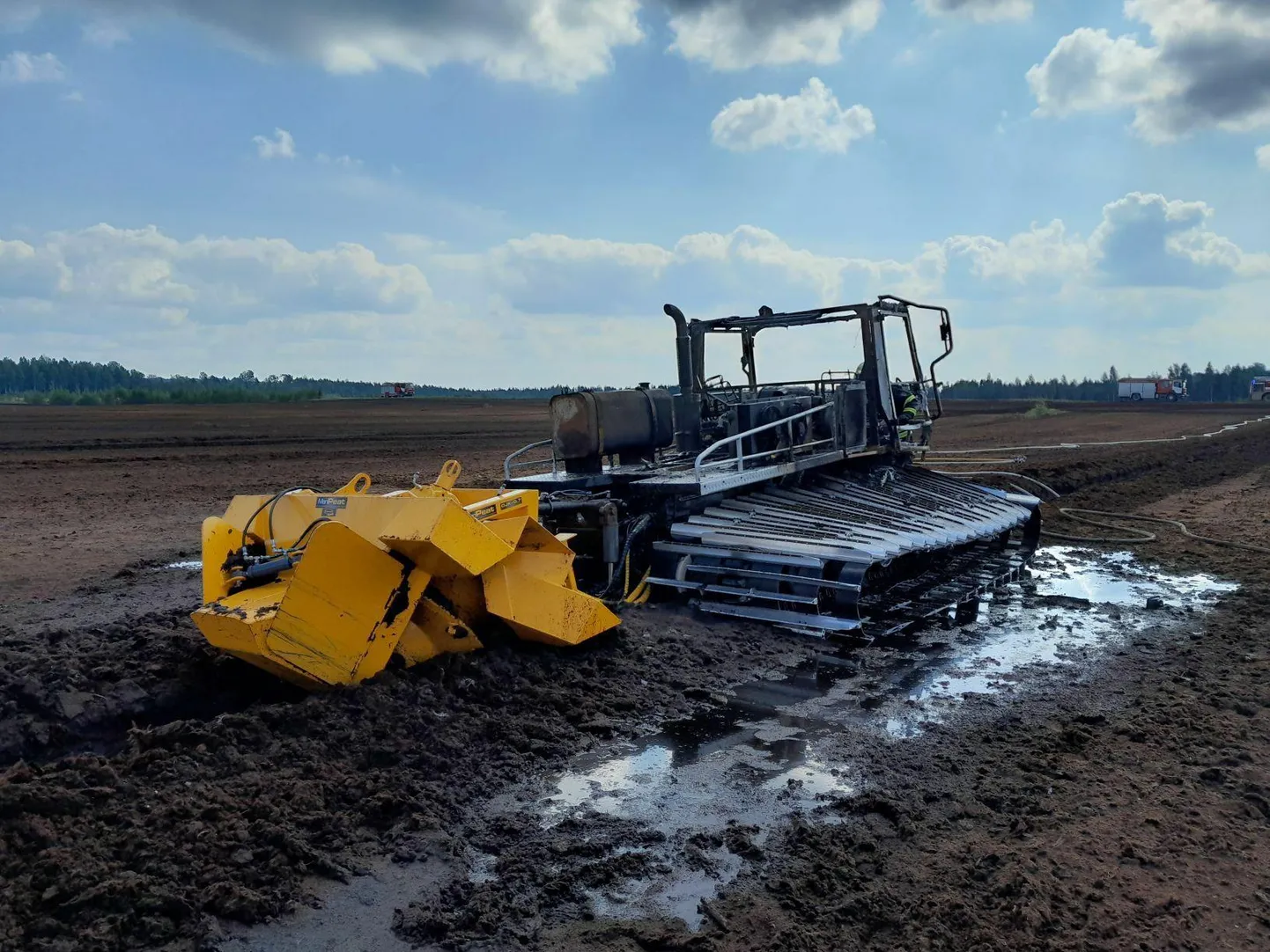 Turbafreesimise traktor hävis tules täielikult.