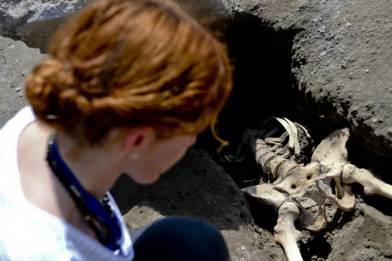 Arheoloog Valeria Amoretti uurimas Pompeist leitud meheskeletti