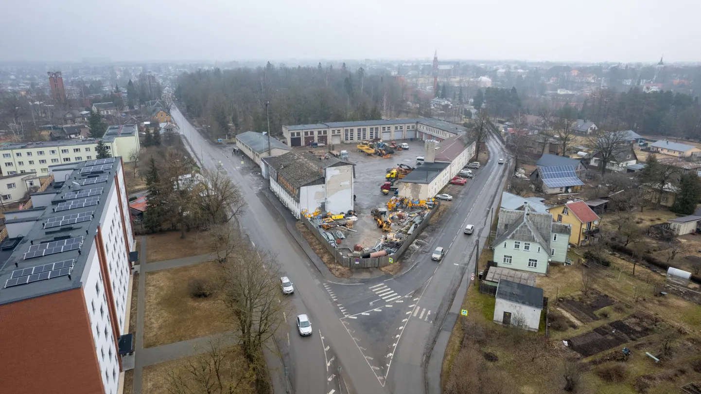 Poekett Lidl on palunud Riia maantee 1 kinnistul olevate hoonete rentnikel ruumid tühjaks teha märtsi lõpuks, et olla valmis lammutus- ja ehitustöödeks, mis algavad nii pea, kui linnalt on luba saadud.