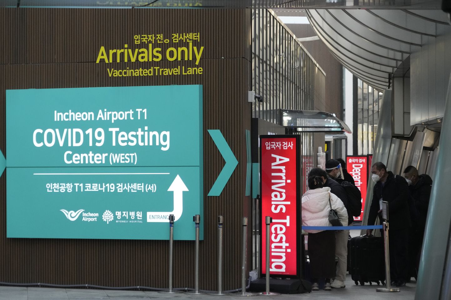 Hiinast saabuvad reisijad koroonatesti järjekorras Incheoni rahvusvahelises lennujaamas Lõuna-Koreas.