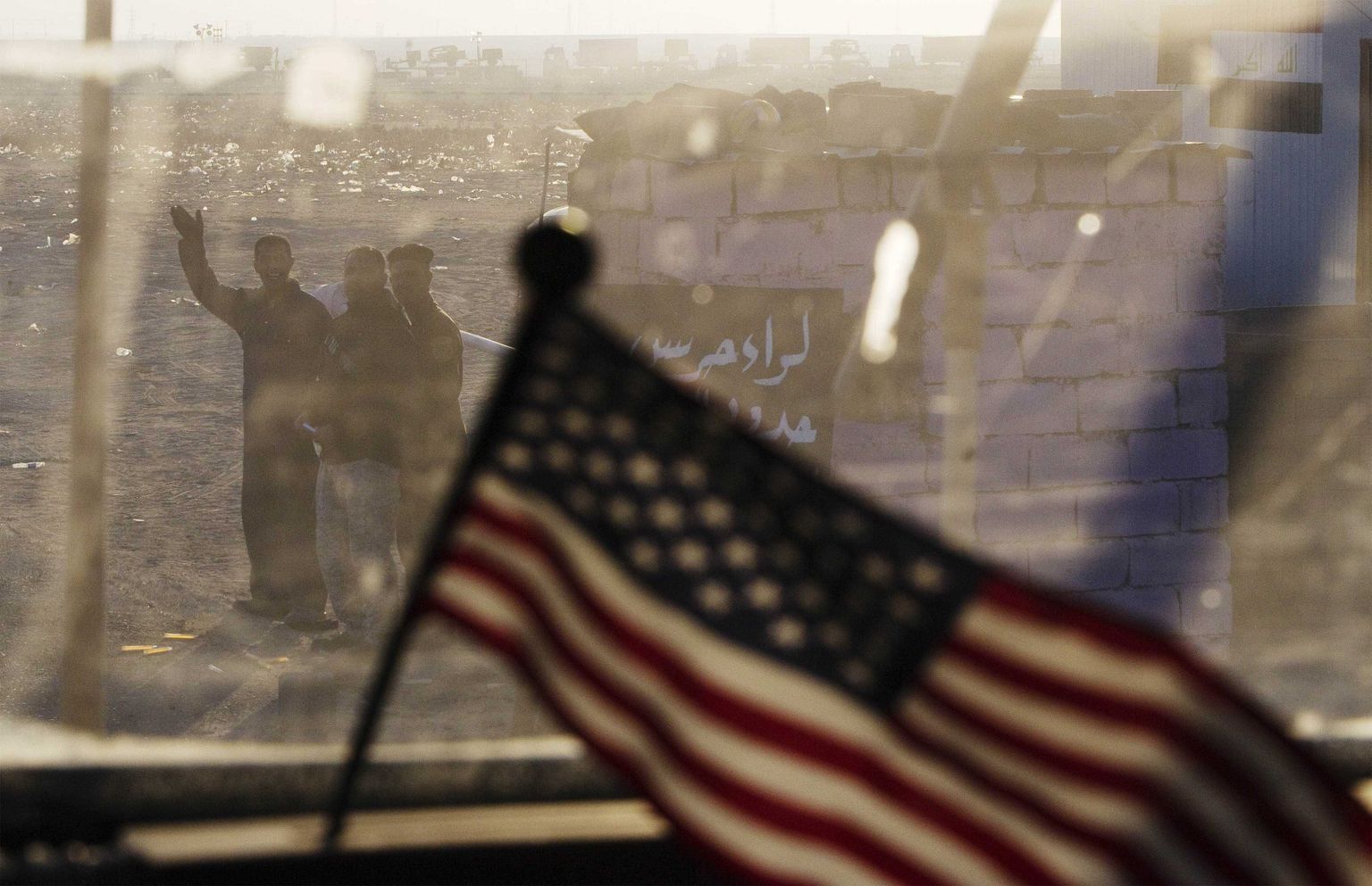 Iraaklased lehvitamas 2011. aasta detsembris Kuveidi kaudu nende riigist lahkunud USA sõdurite masinatele.