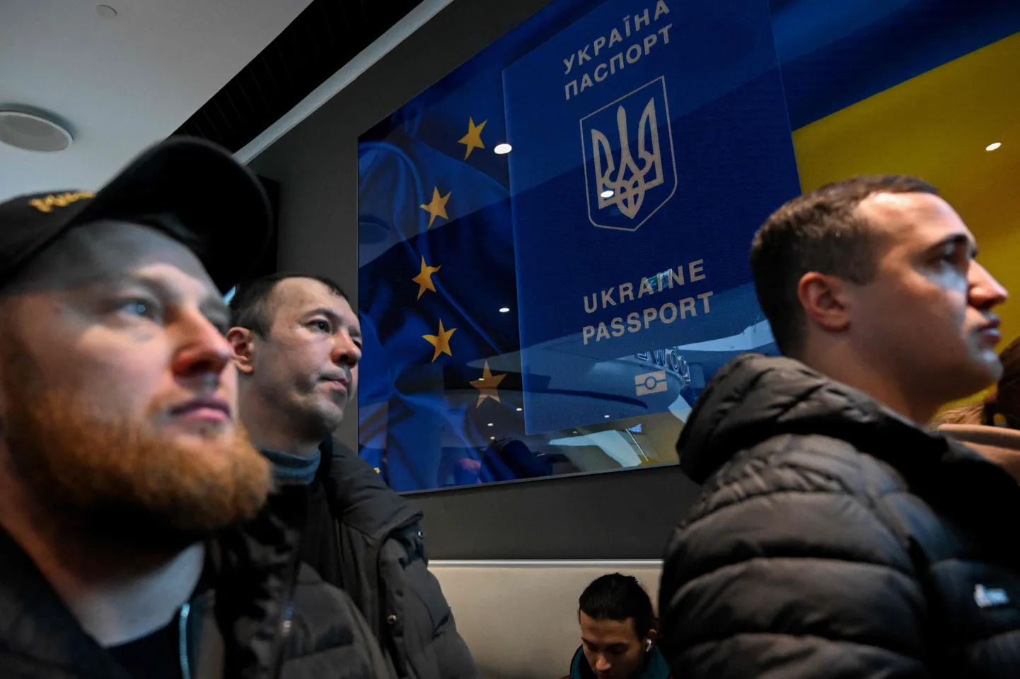 Украинцы перед закрытым пунктом паспортного обслуживания Украины в торговом центре в Варшаве, Польша, 24 апреля 2024 года.