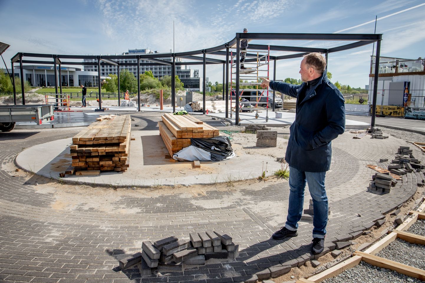 Martti Siimann Pärnu rannapromenaadil näitamas kohta, kus juunis avab uksed nende uus restoran.